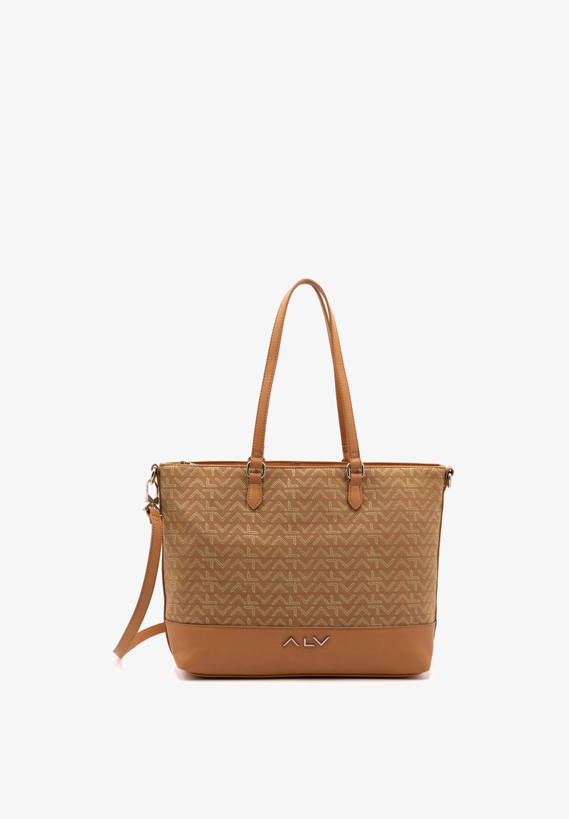 Tan totebag met een herhalend geometrisch patroon, gemaakt van faux leer, dubbele handvatten, afneembare schouderriem en metallic logo-detail.