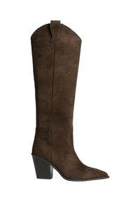 Bota cowboy de ante marrón con punta afilada y tacón de bloque de altura media. Presenta costuras decorativas a lo largo del caño y una lengüeta para ayudar a calzarlas.