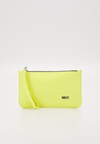 Pochette jaune néon à texture lisse, avec un logo embossé "Desigual" et une fermeture éclair, équipée d'une lanière de poignet détachable.