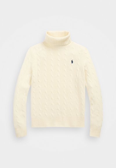Kremowy sweter z golfem w splot warkoczowy, z prążkowanymi mankietami i dołem. Posiada małe granatowe logo na klatce piersiowej. Miękka, teksturowana tkanina. Długie rękawy.