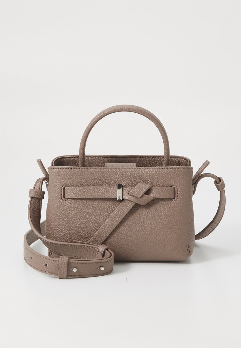 Bolso de piel texturizada en topo con asa superior, correa de hombro ajustable y detalle decorativo de nudo sobre un fondo blanco limpio.