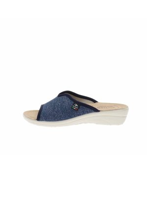 Pantofole aperte sul davanti di colore blu navy, senza lacci, con sottopiede imbottito beige e suola a zeppa bassa bianca.