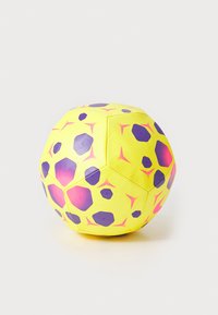 Lys gul fodbold med lilla og pink geometriske mønstre, hexagonale paneler og en tekstureret overflade for bedre greb.