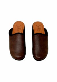 Zoccoli in pelle marrone, slip-on, con una texture liscia, dettagli neri e solette imbottite di un marrone chiaro. Design a punta arrotondata e tacco basso.