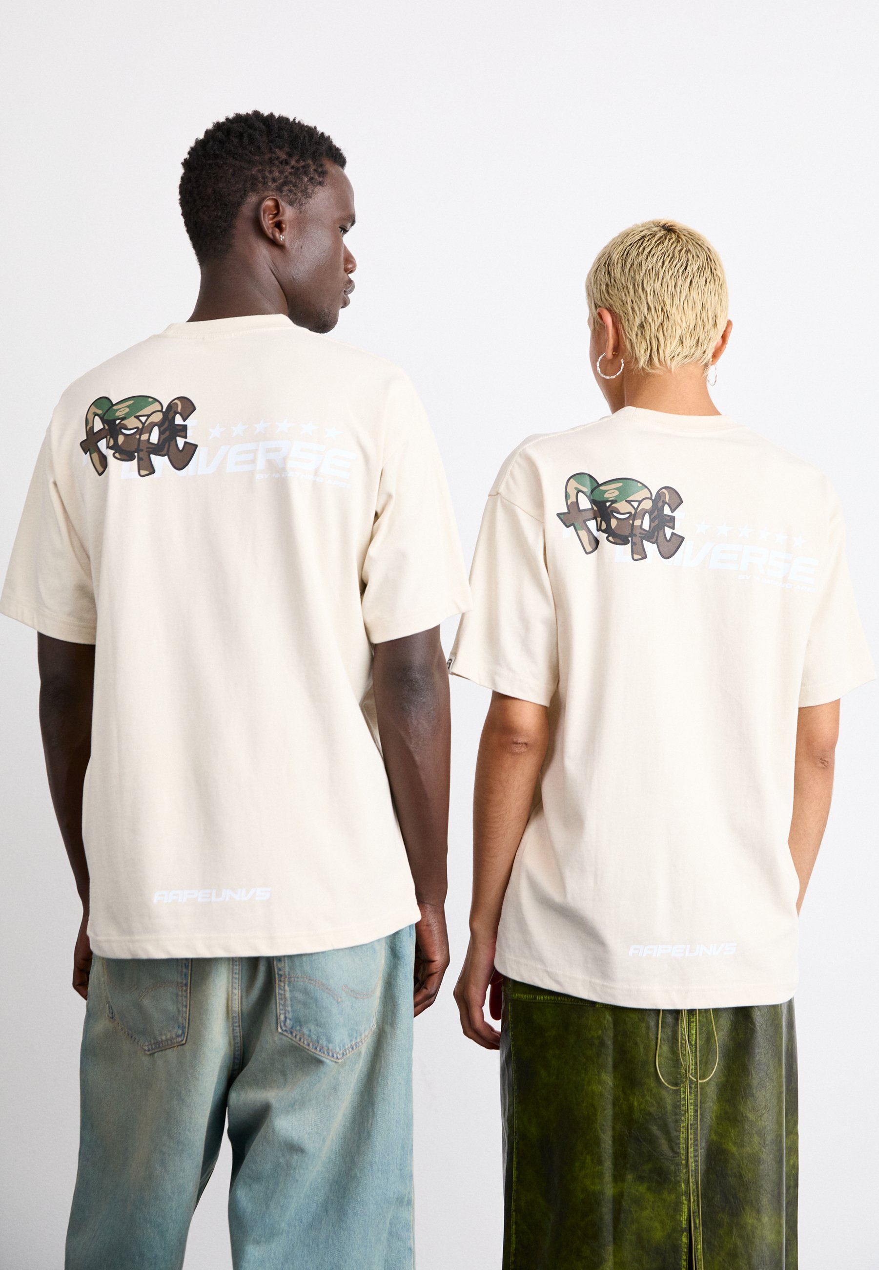 【 A BATHING APE】Aape Tシャツ AAPE By A Bathing Ape – T-shirt w kolorze złamanej bieli z