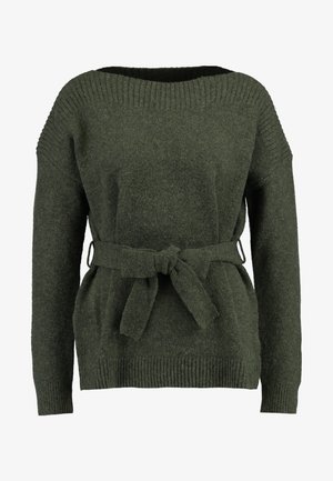 Pull en maille vert foncé à manches longues, col et poignets côtelés, avec une ceinture assortie nouée à la taille.