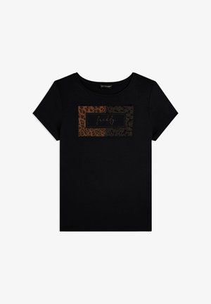 T-shirt nera a maniche corte con una grafica rettangolare a motivo leopardato in tonalità marroni e la parola "freddy" in una scrittura elegante.