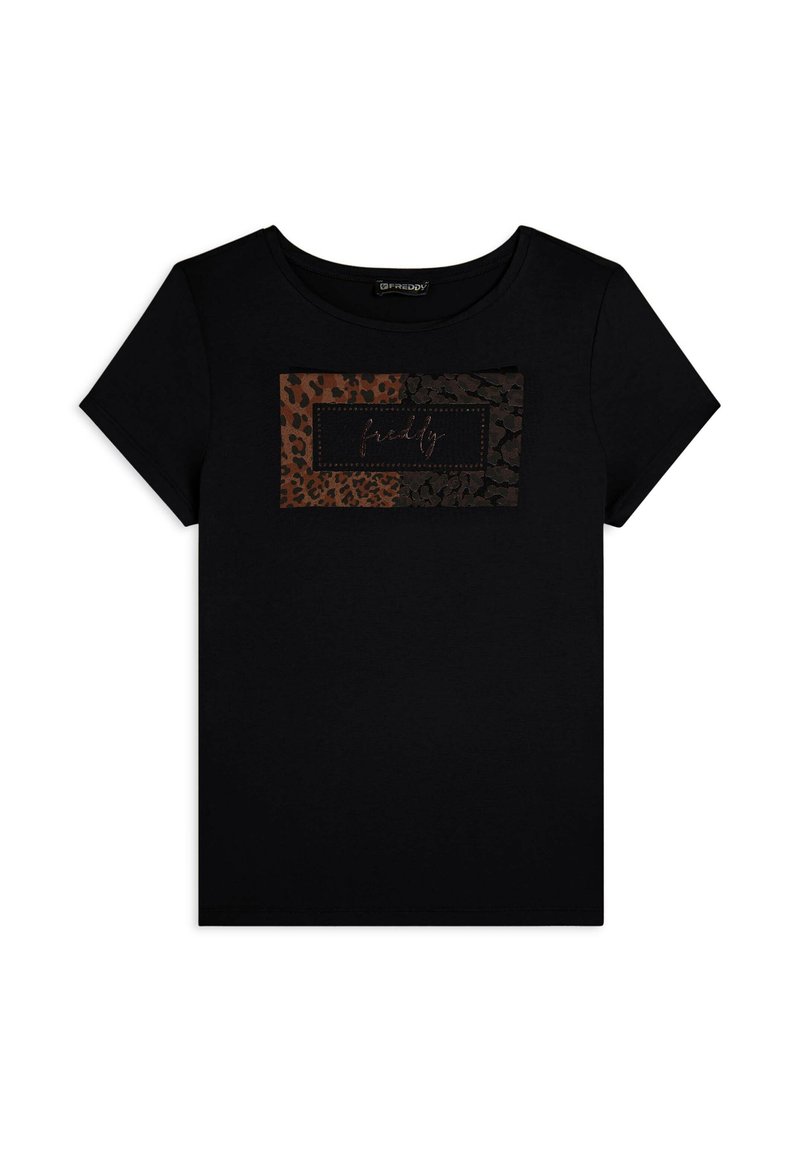 T-shirt nera a maniche corte con una grafica rettangolare a motivo leopardato in tonalità marroni e la parola "freddy" in una scrittura elegante.