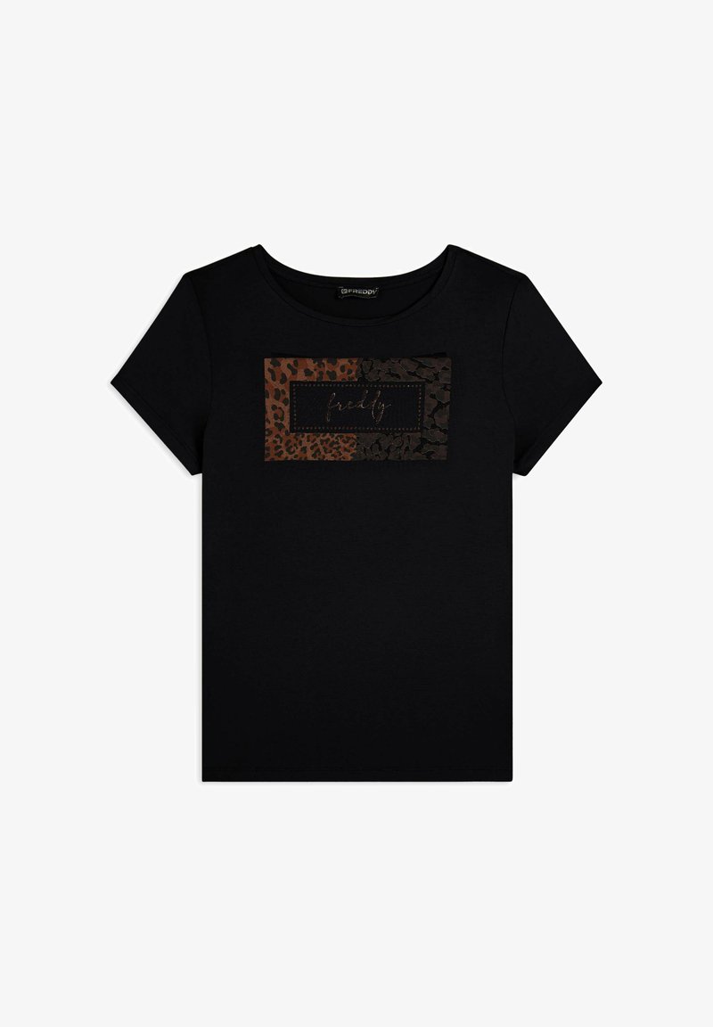 T-shirt nera a maniche corte con una grafica rettangolare a motivo leopardato in tonalità marroni e la parola "freddy" in una scrittura elegante.