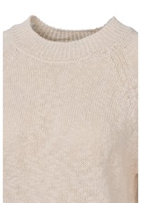 Hellbeige gestrickter Pullover mit geripptem Rundhalsausschnitt und texturiertem Stoff. Verfügt über eine lockere Passform und Raglanärmel.