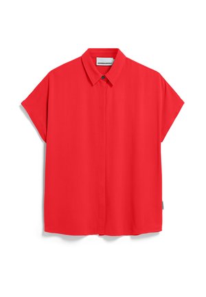 Blouse rouge à manches courtes avec col et patte de boutonnage dissimulée, posée à plat sur fond blanc, montrant l'étiquette de la marque à l'intérieur du col.