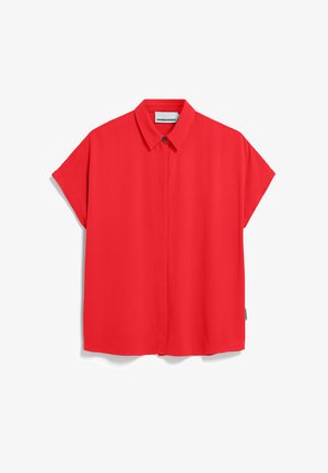 Blouse rouge à manches courtes avec col et patte de boutonnage dissimulée, posée à plat sur fond blanc, montrant l'étiquette de la marque à l'intérieur du col.