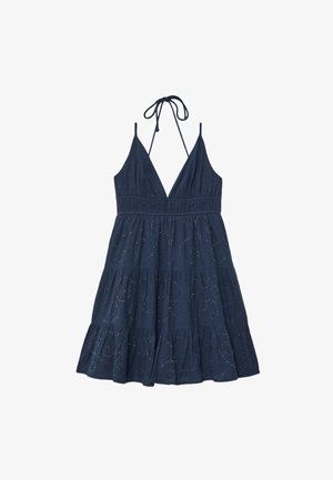 Robe sans manches bleu marine avec col halter décolleté en V profond, taille froncée, jupe à volants et broderie à œillets en spirale subtile sur toute la robe.