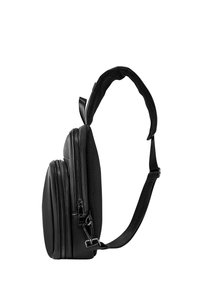 Bolso negro de hombro con compartimentos duales con cremallera, fabricado en cuero suave y malla texturizada, que cuenta con una correa ajustable acolchada.