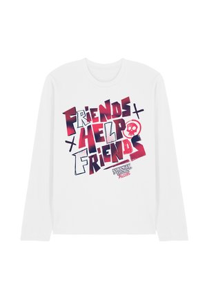 Weißes Langarmshirt mit rotem und blauem Text "Friends Help Friends" und einer Totenkopf-Grafik, darunter das Stranger Things Tales from the Loop-Logo.
