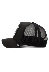 Gorra de camionero negra con un panel frontal sólido y parte trasera de malla. Cuenta con una visera curva y un parche con logotipo en el frente. Acentuada con detalles de costura.