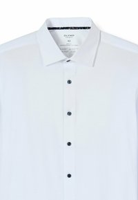 Weißes Hemd mit Knopfleiste, strukturiertem Kragen, acht dunklen Knöpfen und gemustertem Halsausschnitt. Hergestellt aus flexiblem, leichtem Stoff.