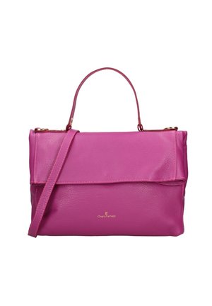 Sac à main en cuir rose avec une texture lisse, comportant une fermeture à rabat, une courte poignée et une bandoulière longue réglable. Accent logo doré à l'avant.