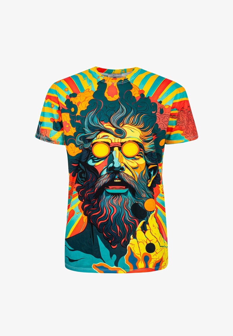 Camiseta de manga corta colorida con un gráfico vibrante de un hombre barbudo con gafas de sol, situado frente a un fondo abstracto a rayas.