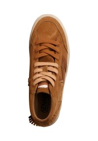 Zapatilla de ante color topo con punta redondeada, cordones en contraste, acentos texturizados y suela de goma con un leve patrón de relieve.