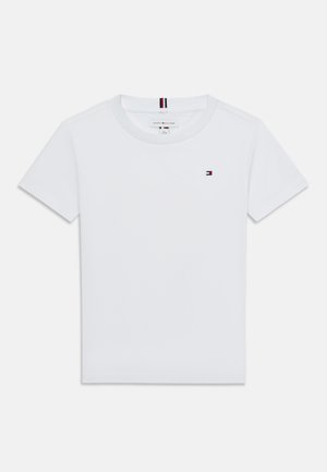 T-shirt blanc à manches courtes et col rond avec petit logo drapeau Tommy Hilfiger sur la poitrine gauche et détail rayé à l'intérieur du col.