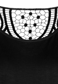 Schwarzes Oberteil mit einem detaillierten Spitzenrücken im hexagonalen Muster und runden Akzenten, glatte Textur und einem runden Halsausschnitt.