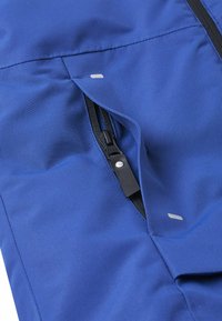 Blaues Stoff-Zipperfach mit rechtem schwarzen Reißverschluss und silbernen Hardware-Details, glatte Textur und minimalistisches Design.
