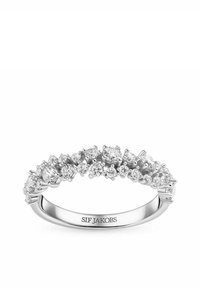Silverring prydd med flera runda stenar, med ett böjt band. Graverad med "SIF JAKOBS" på insidan.