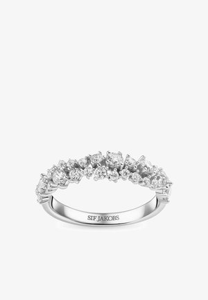 Sølvring dekoreret med flere runde sten og med en buet ring. Indgraveret med "SIF JAKOBS" på indersiden.