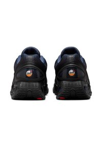 Le sneakers nere presentano una tomaia in rete con accenti blu scuro, un tallone imbottito, il marchio Air Max e suole in gomma testurizzata con accenti rossi.
