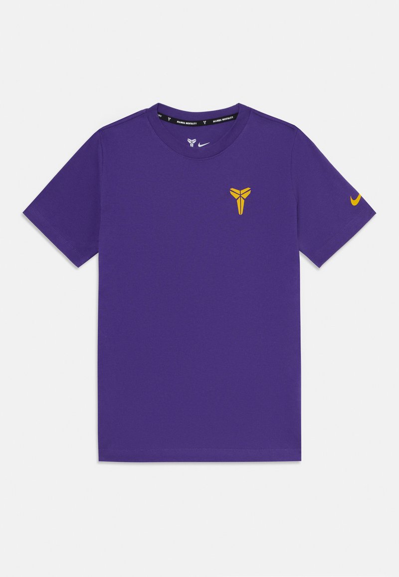 Violet trumpas rankovės marškinėliai, pagaminti iš medvilnės. Ypatybės: geltonaloga ant krūtinės ir geltonas Nike swoosh ant rankovės. Apvalus iškirpimas.