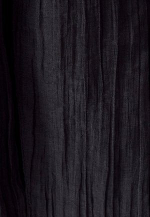 Must samuti tekstiil, kus on silmapaistvad vertikaalsed voldid, näidates kerget ja läbipaistvat välimust. Sobib erinevate rõivaste kavandamiseks.