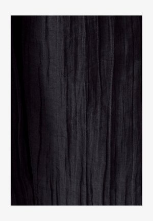 Must samuti tekstiil, kus on silmapaistvad vertikaalsed voldid, näidates kerget ja läbipaistvat välimust. Sobib erinevate rõivaste kavandamiseks.