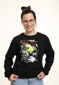 Felpa nera con una grafica di un fantasma in stile cartoon in verde, con testo rosso e spruzzi bianchi. Il design include espressioni giocose.