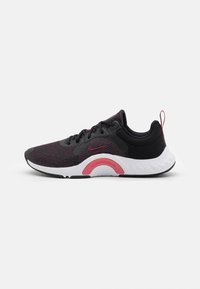 Scarpa sportiva nera e rossa con tomaia in rete, suola in gomma e intersuola bianca con un accento rosa. Design con lacci e linguetta sul tallone.