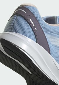 Chaussure de running bleue avec semelle noire et blanche, bande grise au talon avec l'inscription "Duramo RC" et dessus en mesh texturé.