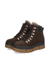 Kastanienbraune Wildleder-Stiefeletten mit Kunstfellfutter, goldenen Beschlägen, schwarzen Akzenten und einer klobigen, strukturierten Plateau-Sohle.