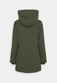 Parka vert olive avec capuche, présentant une texture lisse et une coupe droite. Comprend des poignets noirs et un détail de logo subtil à l'ourlet.