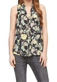 Bezruká blůza z lehkého materiálu s vícebarevným abstraktním vzorem v černé, mátově zelené a světle žluté barvě.