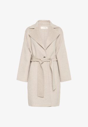 Lichtbeige jas met een notch kraag, 3/4 mouwen en een strikceintuur. Gemaakt van een zachte, gestructureerde stof met een enkele knoopsluiting.