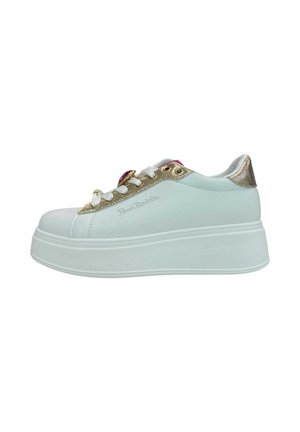 Sneaker platform bianca con rifiniture dorate, lacci bianchi e suola spessa, mostrata di profilo su sfondo bianco.