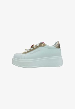 Sneaker platform bianca con rifiniture dorate, lacci bianchi e suola spessa, mostrata di profilo su sfondo bianco.