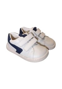 Scarpe in pelle bianca con accenti blu navy, dotate di due cinturini in Velcro, punta tonda e suola in gomma testurizzata.