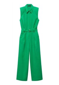 Combinaison verte sans manches avec col, taille cintrée avec boucle de ceinture ronde, et pantalon à jambes larges avec poches plates à l'avant.