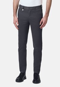 Szare zwężane spodnie wykonane z mieszanki bawełny, z guzikiem i zamkiem błyskawicznym, kieszeniami ukośnymi oraz gładką fakturą.