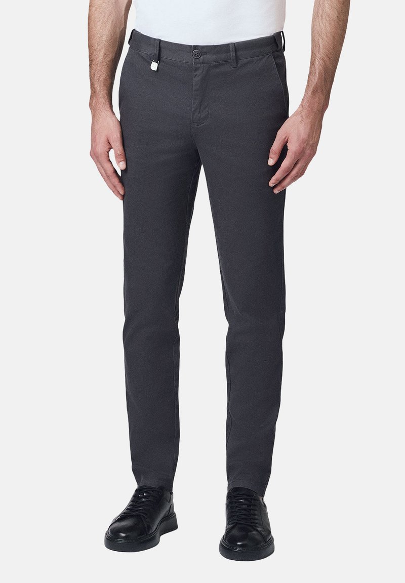 Szare zwężane spodnie wykonane z mieszanki bawełny, z guzikiem i zamkiem błyskawicznym, kieszeniami ukośnymi oraz gładką fakturą.