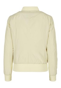 Lys beige bomberjakke med en glatt tekstur, ribbede mansjetter og nederkant, samt mesh sidestykker. Har en klassisk krage og et enkelt design.