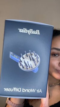 Babyliss Air Wand Diffuserin pakkaus, jossa on pyöreä diffuusoripää korotetuilla piikeillä, sininen kahva ja valkoinen teksturoitu rungon muotoilu.