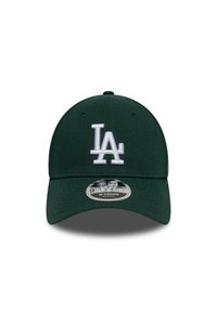 Zöld baseball sapka ívelt karimával és fehér hímzett "LA" logóval. Állítható pánttal rendelkezik, amely márkás részleteket tartalmaz az alsó oldalon.