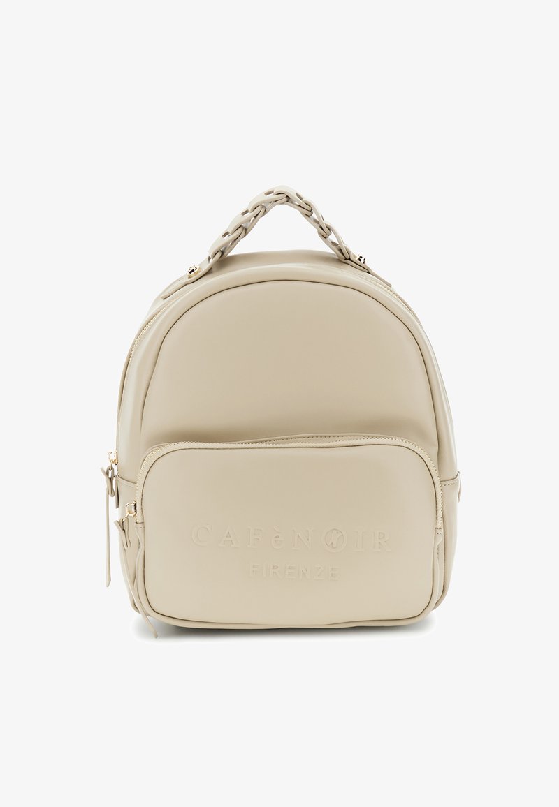 Sac à dos en cuir beige avec une forme arrondie, une poignée supérieure tressée, une poche frontale zippée et un détail de logo embossé. Texture lisse, quincaillerie dorée.